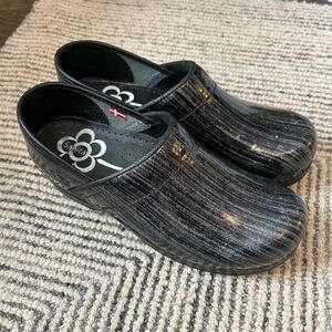 Sanita Black Shimmer Nursing Clogs Size 39 US 8-8.5